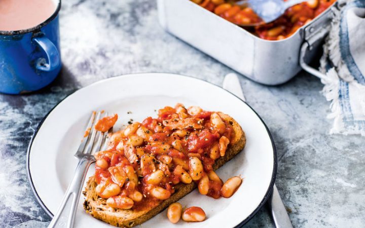 Spicy braised beans on toast