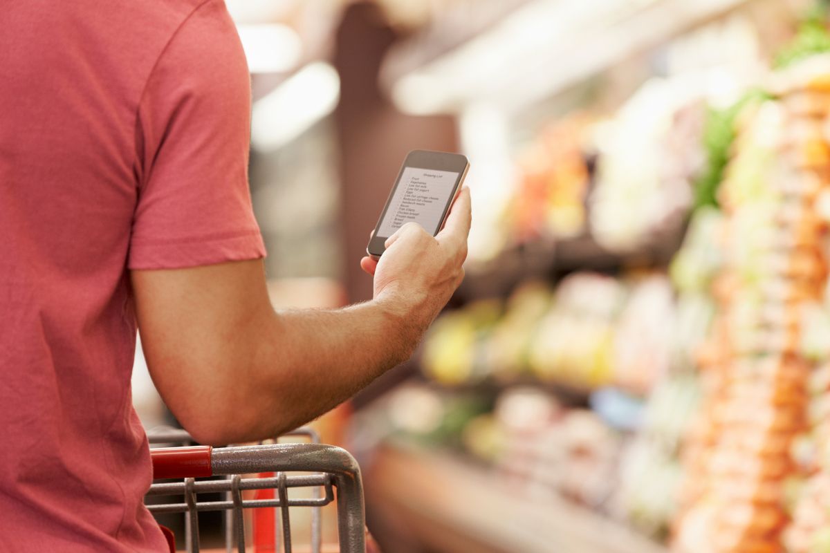 A study found that by using a shopping list we make fewer unplanned purchases.